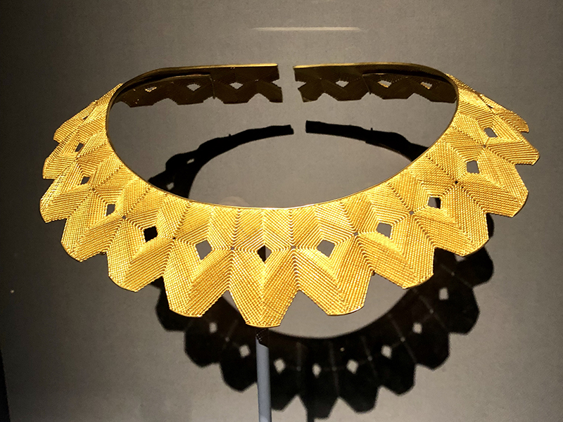 Mary Lee Hu《Choker #70》,1985 年,摄于 2018 年大都会纽约原展|图源:Art Jewelry Forum / Susan Cummins